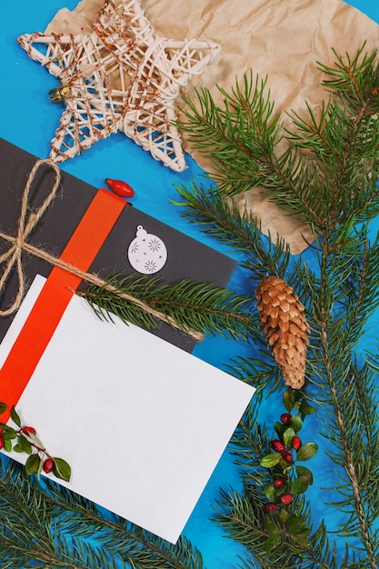 Weihnachtsmodell für Postkarte mit Trockenfrüchten, Bastelpapier, Geschenkbox, handgemachtem Weihnachtsspielzeug