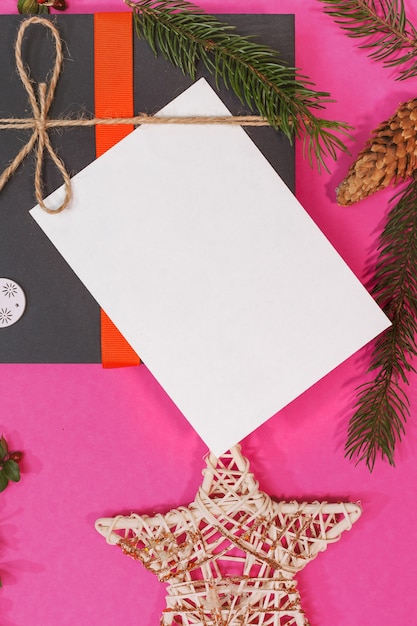 Weihnachtsmodell für Postkarte mit Trockenfrüchten, Bastelpapier, Geschenkbox, handgemachtem Weihnachtsspielzeug