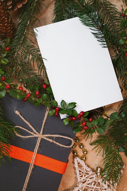 Weihnachtsmodell für Postkarte mit Trockenfrüchten, Bastelpapier, Geschenkbox, handgemachtem Weihnachtsspielzeug