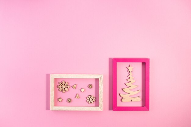 Weihnachtsmoderne Zusammensetzung mit rosa Fotorahmen