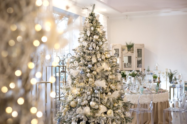 Weihnachtsmorgen-Interieur mit Weihnachtsbaum im Retro-Stil mit weißen und blauen Kugeln