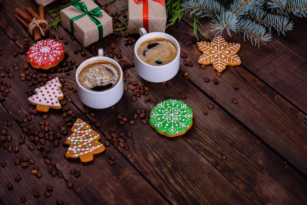 Weihnachtsmorgen mit duftendem Kaffee und Geschenken