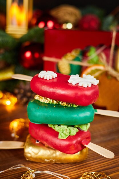 Weihnachtsmousse-Desserts in Form von Eiscreme vor dem Hintergrund von Weihnachtsdekor