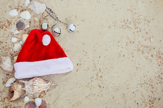 Weihnachtsmütze am Strand.