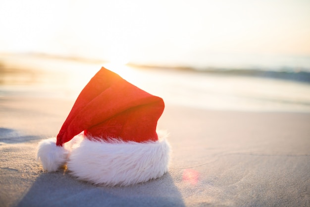 Weihnachtsmütze am Strand