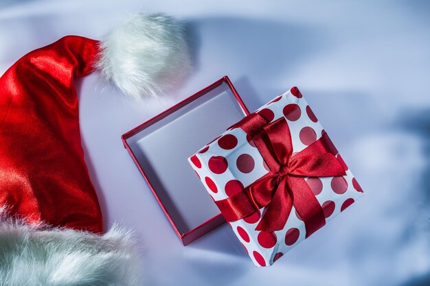 Weihnachtsmütze verpackte Geschenkbox auf weißer Oberfläche