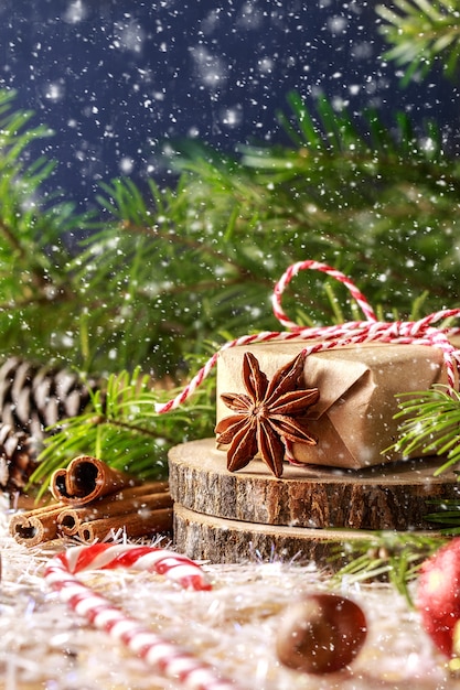 Weihnachtsmuster mit Schneeflocken, Tannenzweigen, Weihnachtsgeschenk