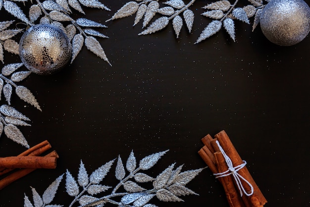 Weihnachtsneues Jahr-Zusammensetzung auf Hintergrund des dunklen Schwarzen