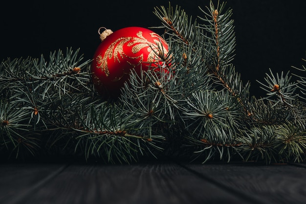 Weihnachtsneujahr Dekoration Zusammensetzung. Draufsicht von Pelzbaumniederlassungen und von Bällen gestalten auf hölzernem Hintergrund