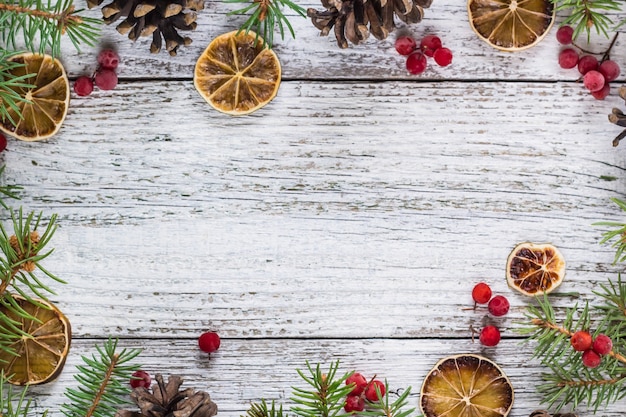 Weihnachtsniederlassungen mit Kegel Viburnumbeeren und trockener Zitronenscheibe