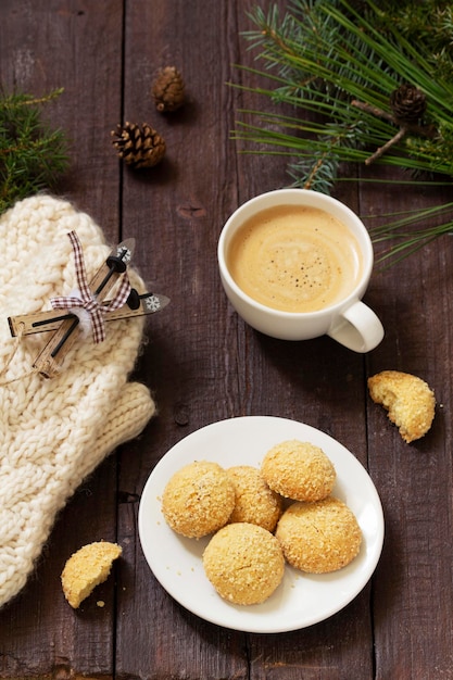 Weihnachtsnussplätzchen-Fibertinen serviert mit Kaffee auf einem Hintergrund von Weihnachtsdekorationen