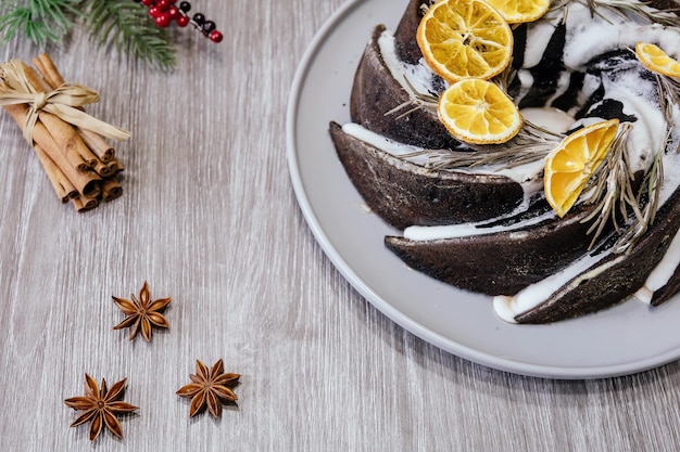 Weihnachtsobstkuchenpudding auf weißem Teller Traditionelles Neujahrsdessert Kopierbereich