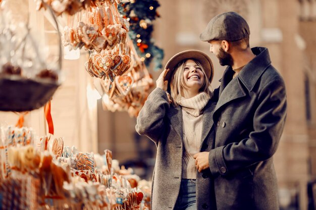 Weihnachtspaar auf dem Weihnachtsmarkt am Silvesterabend
