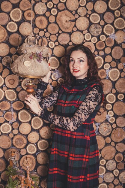 Weihnachtspaar in einem ländlichen Holzhaus