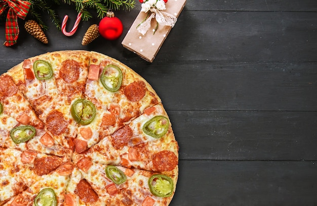 Weihnachtspizza. Konzept des Pizzabestands und des Verkaufs in den Weihnachts- und Neujahrsferien