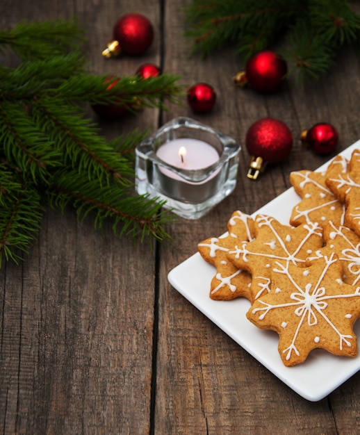 Weihnachtsplätzchen auf einer Platte