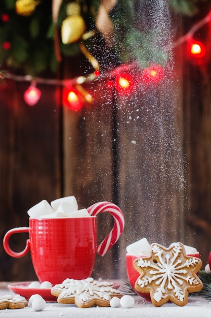 Weihnachtsplätzchen auf Holztisch in der Küche