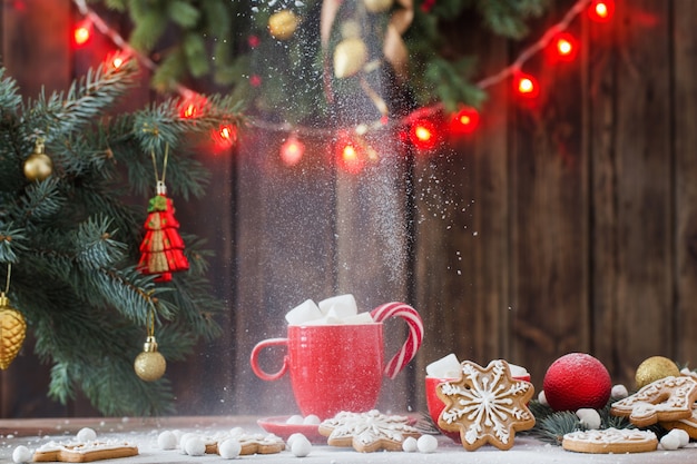 Weihnachtsplätzchen auf Holztisch in der Küche