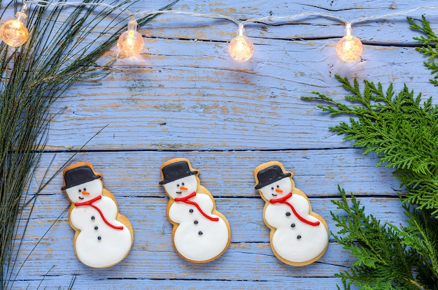 Foto weihnachtsplätzchen auf holztisch