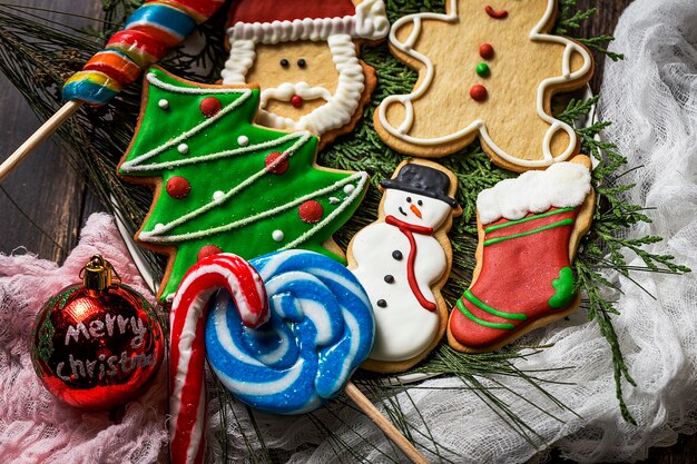 Weihnachtsplätzchen auf Holztisch