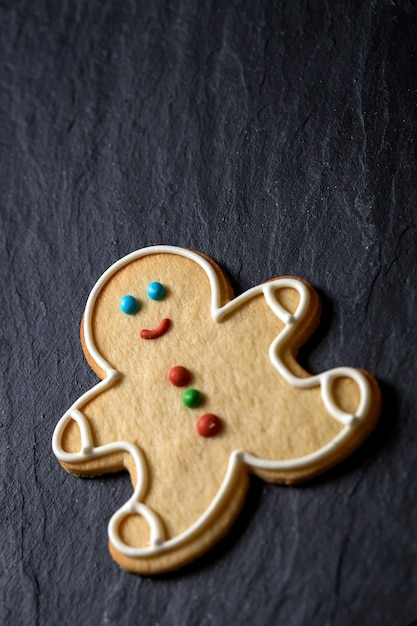 Weihnachtsplätzchen auf Holztisch