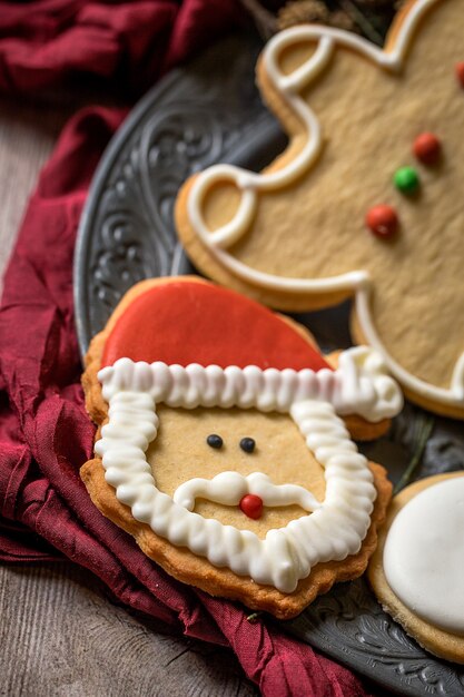 Foto weihnachtsplätzchen auf holztisch