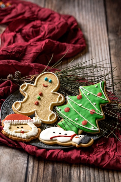 Weihnachtsplätzchen auf Holztisch