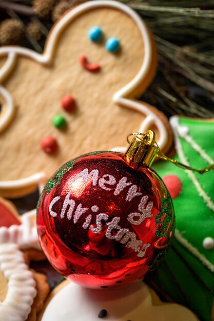 Weihnachtsplätzchen auf Holztisch