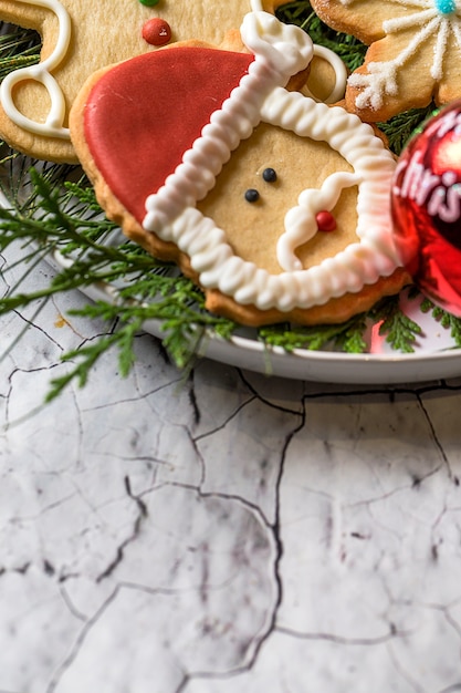 Weihnachtsplätzchen auf Holztisch