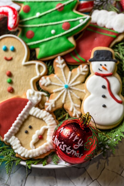 Weihnachtsplätzchen auf Holztisch