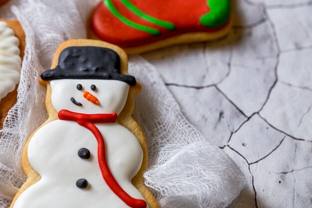 Weihnachtsplätzchen auf Holztisch