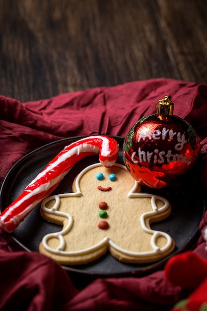 Foto weihnachtsplätzchen auf holztisch