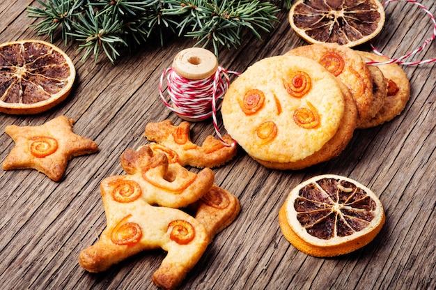 Weihnachtsplätzchen auf Holztisch