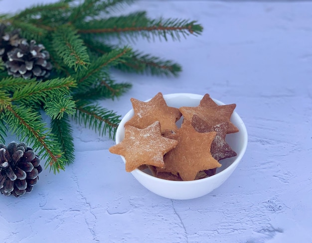 Weihnachtsplätzchen auf weißem Hintergrund.