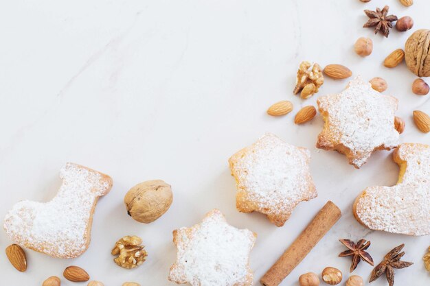 Weihnachtsplätzchen auf weißem Marmortisch