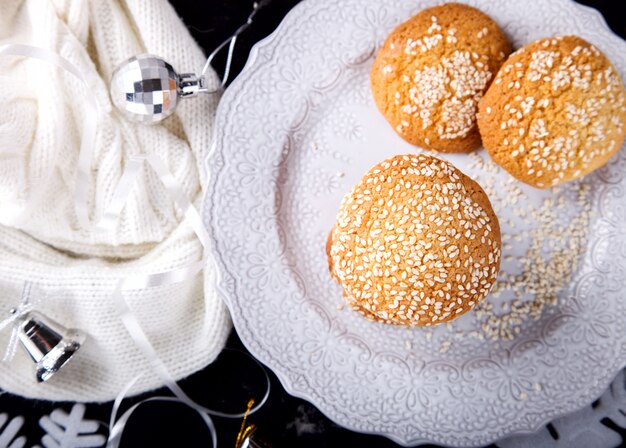 Weihnachtsplätzchen auf weißer Platte