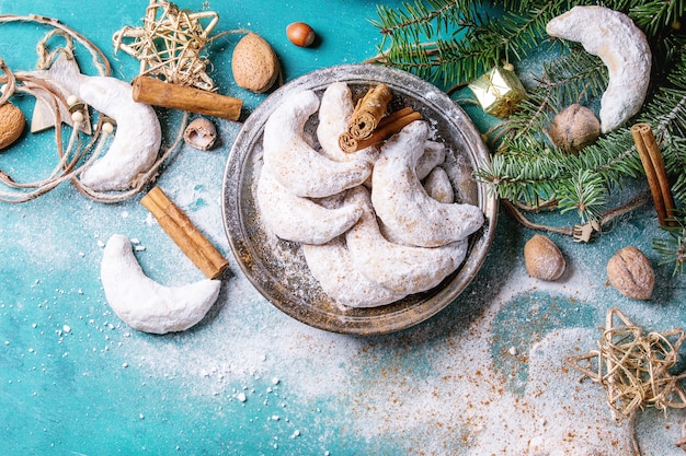 Weihnachtsplätzchen Halbmond mit Feiertagsdekoration