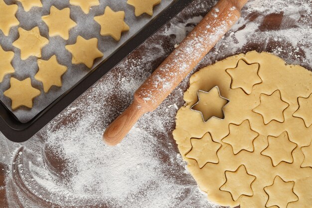 Weihnachtsplätzchen in Form der Sterne auf einem hölzernen Brett, Nahaufnahme