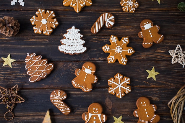 Weihnachtsplätzchen in verschiedenen Formen mit Zuckerdekorglasur