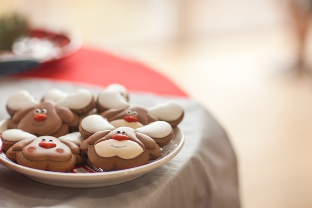 Foto weihnachtsplätzchen. lebkuchen. weihnachtshintergrund.