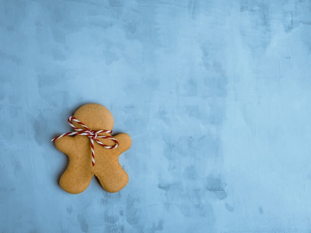 Weihnachtsplätzchen lokalisiert auf hellblauem Hintergrund.