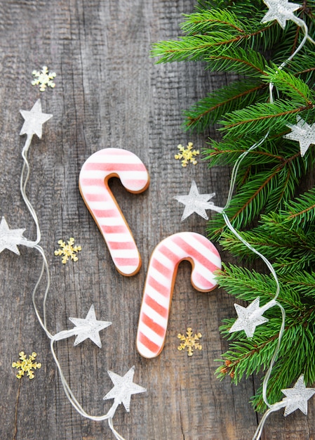 Weihnachtsplätzchen mit Baum und Girlande