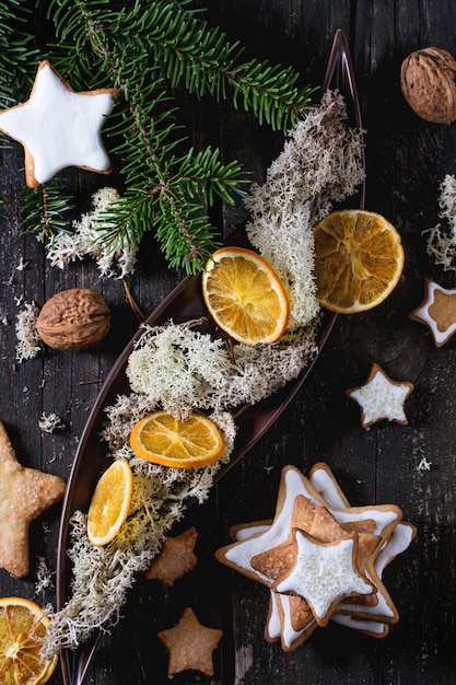 Weihnachtsplätzchen mit festlichem Dekor