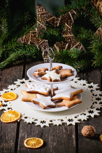 Weihnachtsplätzchen mit festlichem Dekor