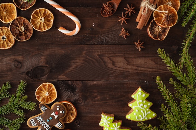 Weihnachtsplätzchen mit festlicher Dekoration. Weihnachtskarte. Freier Speicherplatz für Ihren Text