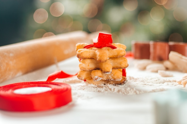 Weihnachtsplätzchen mit rotem Band kochen