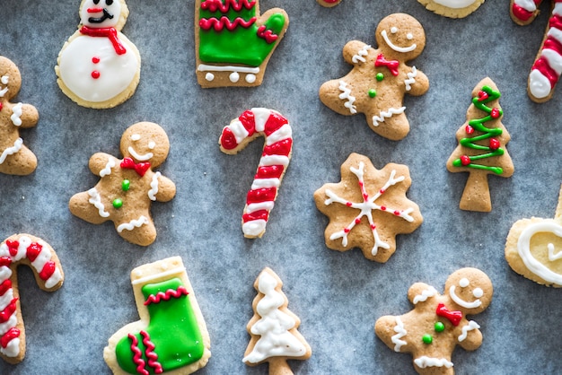 Weihnachtsplätzchen mit Zuckerguss verziert