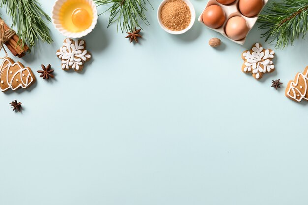 Weihnachtsplätzchen mit Zutaten zum Kochen