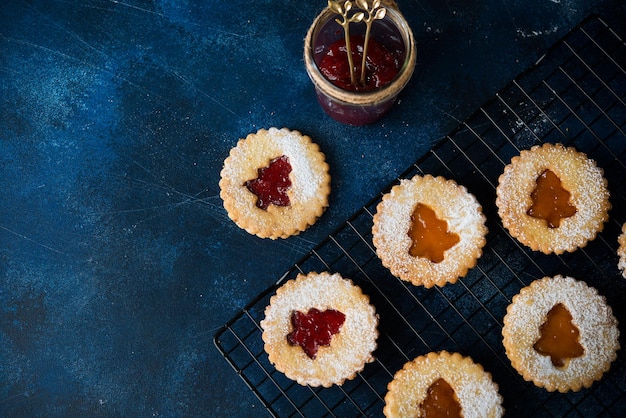 Weihnachtsplätzchen, traditionelle österreichische Leckereien für die Feiertage, Linzer Plätzchen, Draufsicht, Kopierraum