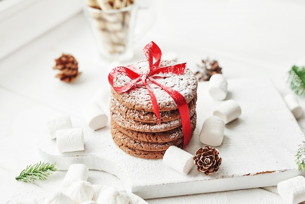 Weihnachtsplätzchen und Eibische am Fenster